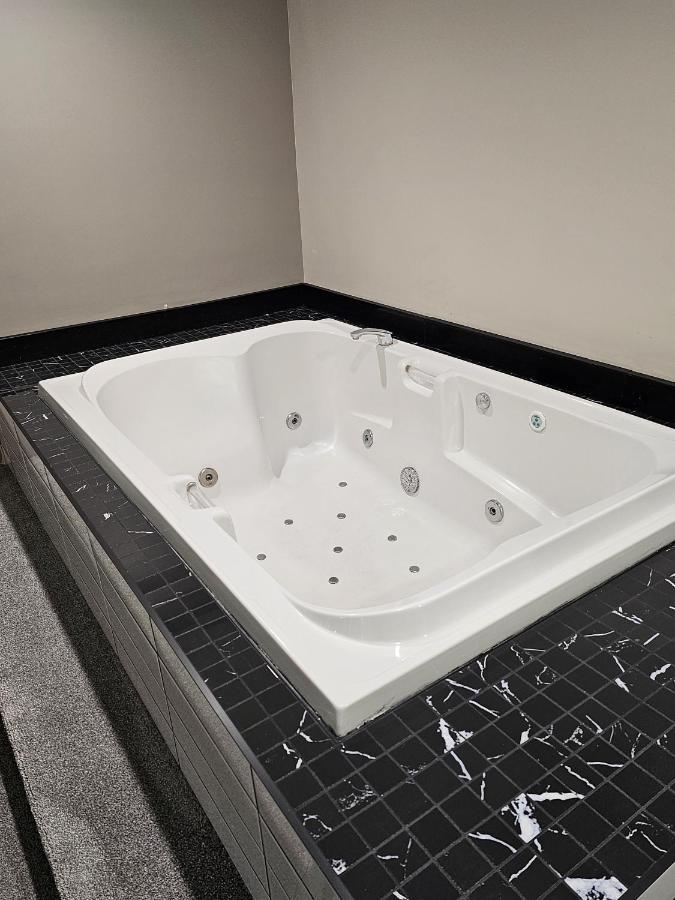 Western Budget Motel #1 Leduc/Nisku Bagian luar foto
